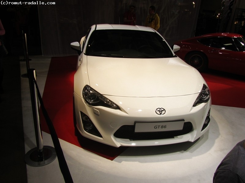 Valkoinen Toyota GT86