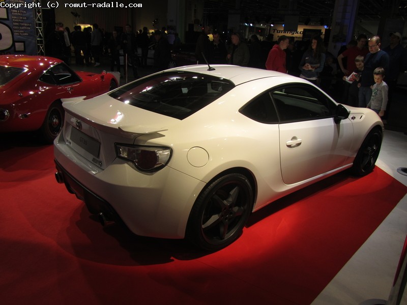 Valkoinen Toyota GT86