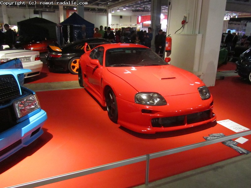 Punainen Toyota Supra