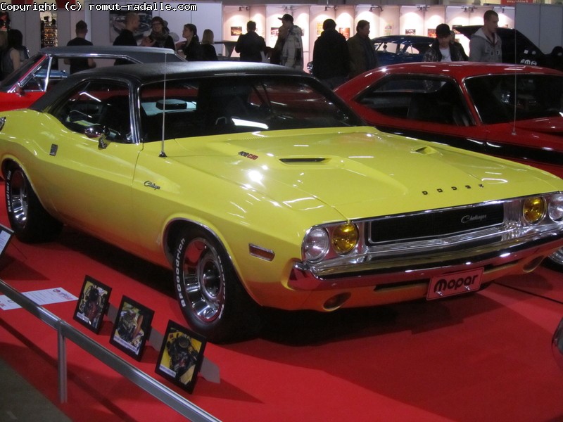 Keltainen Dodge Charger