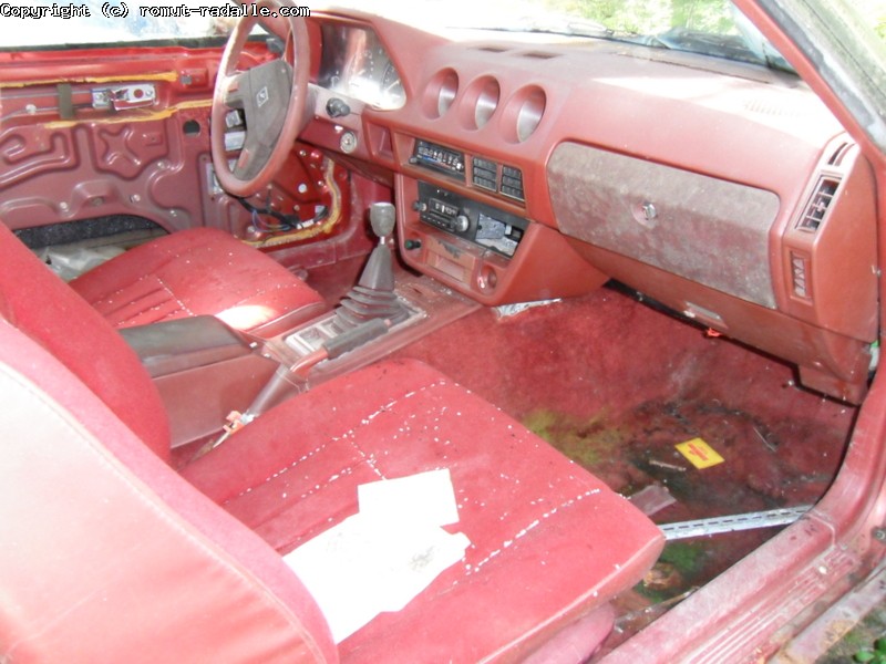 Datsun 280ZX punainen sisusta