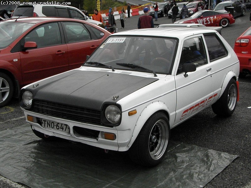 Valkoinen Toyota Starlet P6