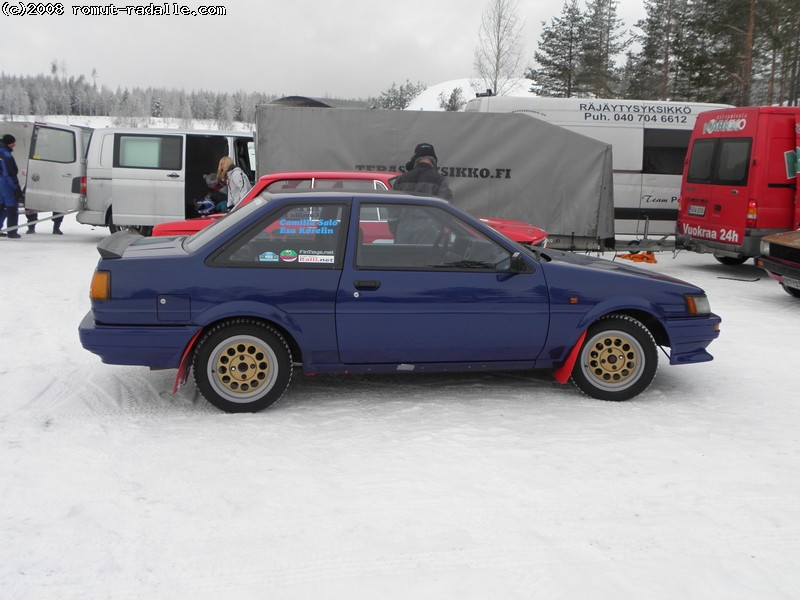 Sininen GT-Corolla AE86