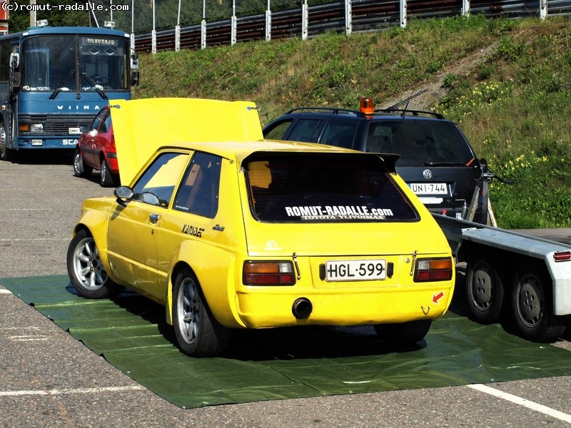 Keltainen Toyota Starlet KP60. TRD N1 -levikkeet