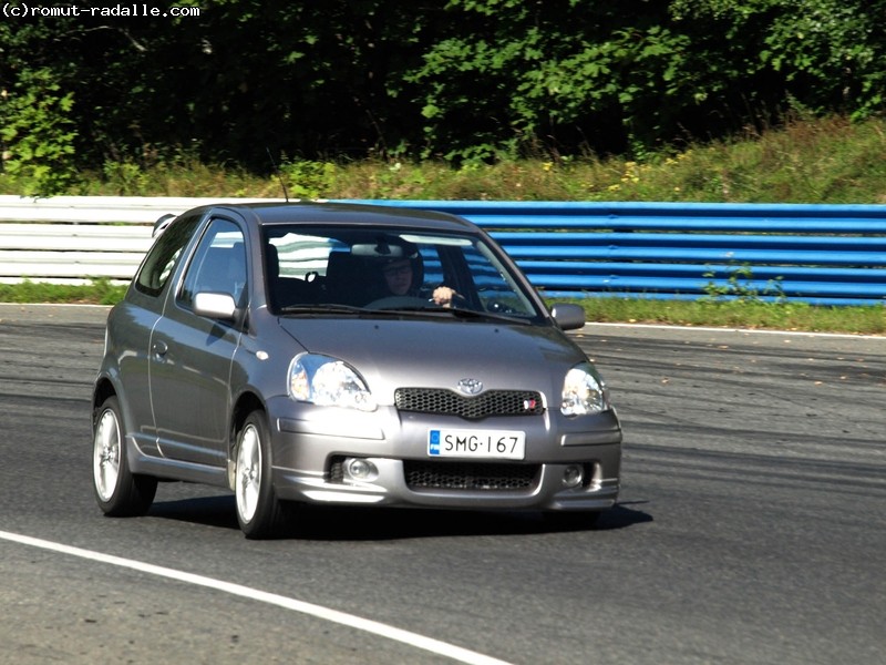 Harmaa Toyota Yaris