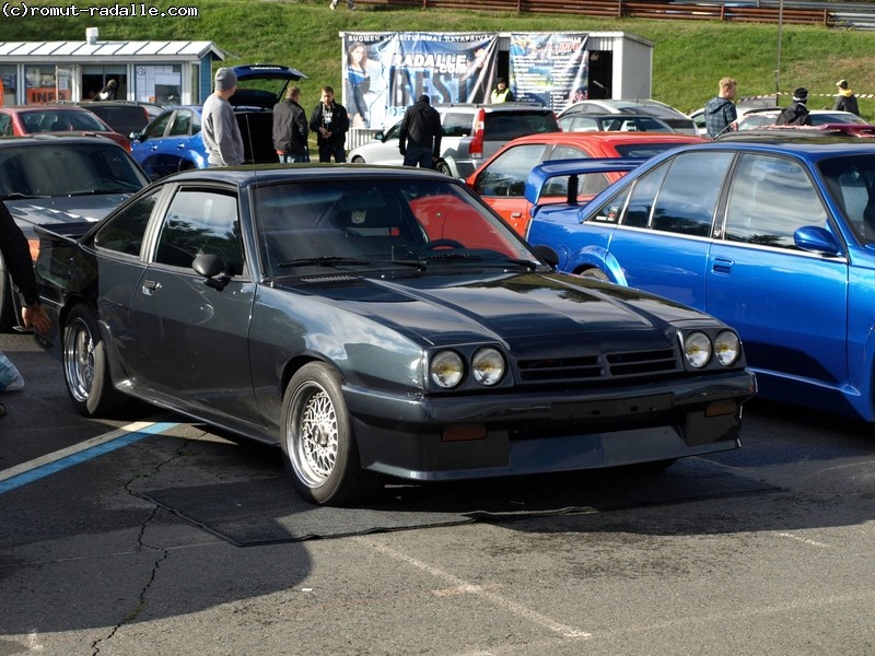 Tummanharmaa Opel Manta