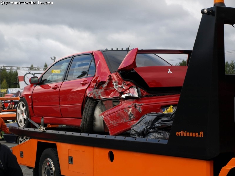 Punainen Evo Mitsubishi Lancer 8 kolaroitu