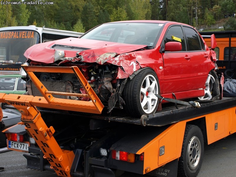 Mällätty punainen Evo 8 Mitsu hinurilla