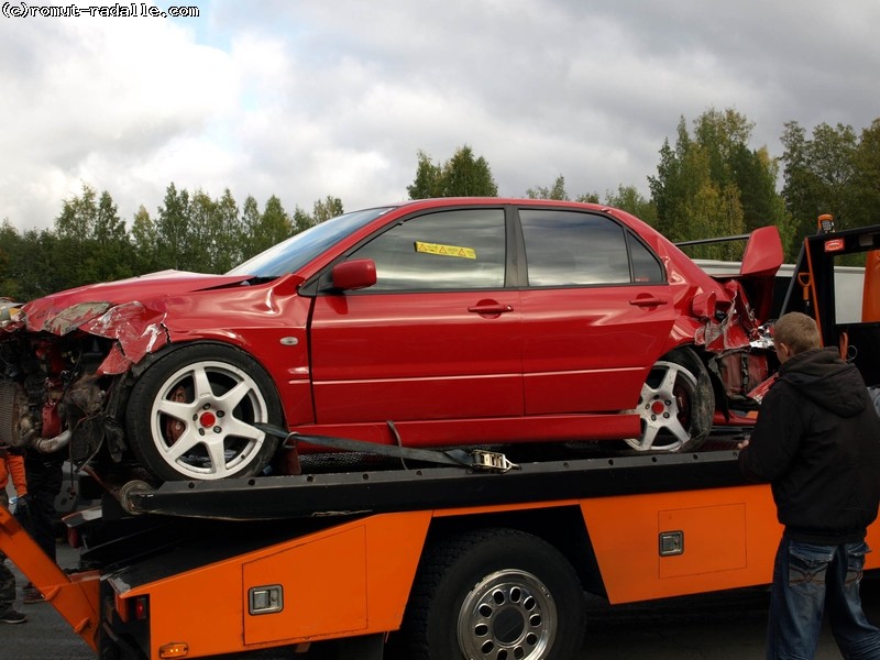 Punainen Mitsubishi Evo VIII hinausauton kyydissä