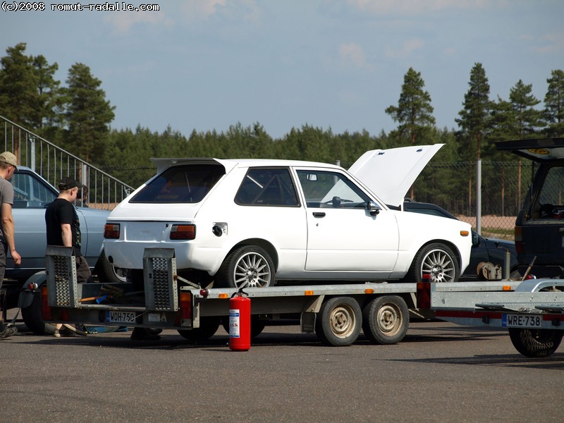 Valkoinen Toyota Starlet trailerilla