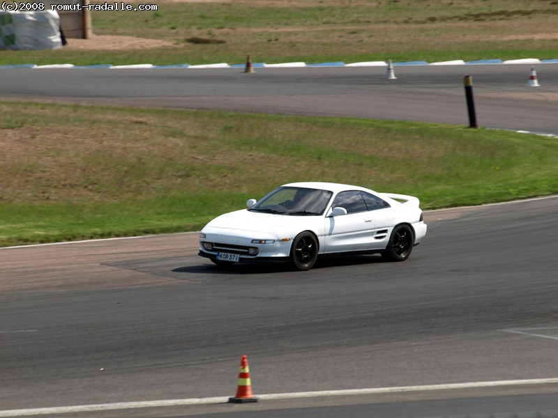 Valkoinen Toyota MR2