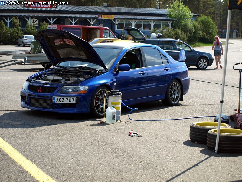 Sininen Mitsubishi Lancer Evolution 9