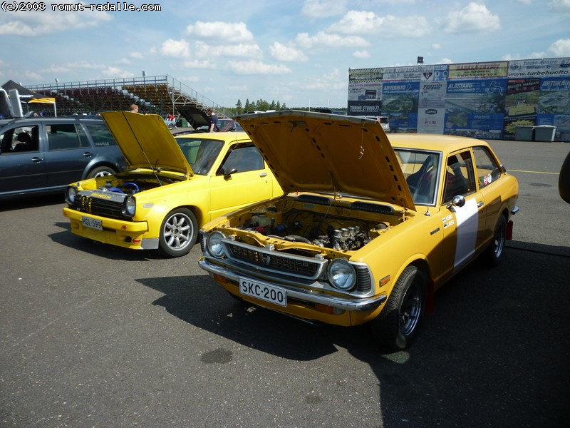 Starlet & Corolla konepellit auki