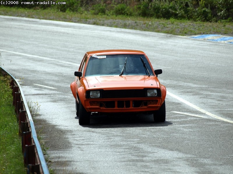 Oranssi Toyota Corolla KE70 DX