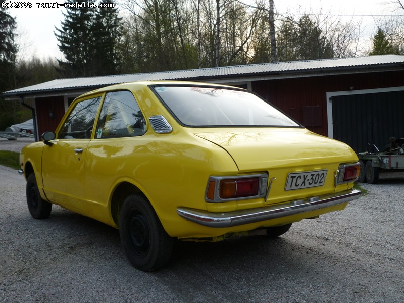 Keltainen Corolla maalattuna