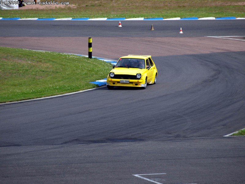 Keltainen Toyota Starlet KP60 TRD N1 -levikkein