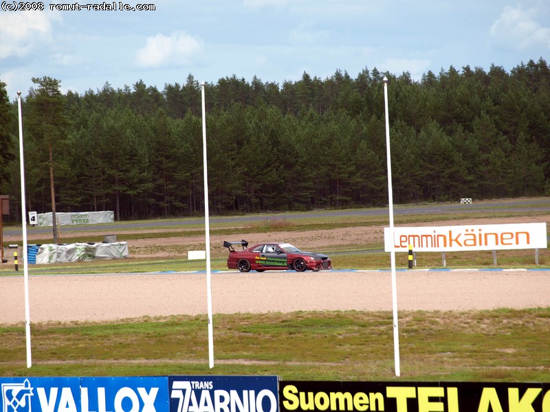 Punainen Nissan Skyline