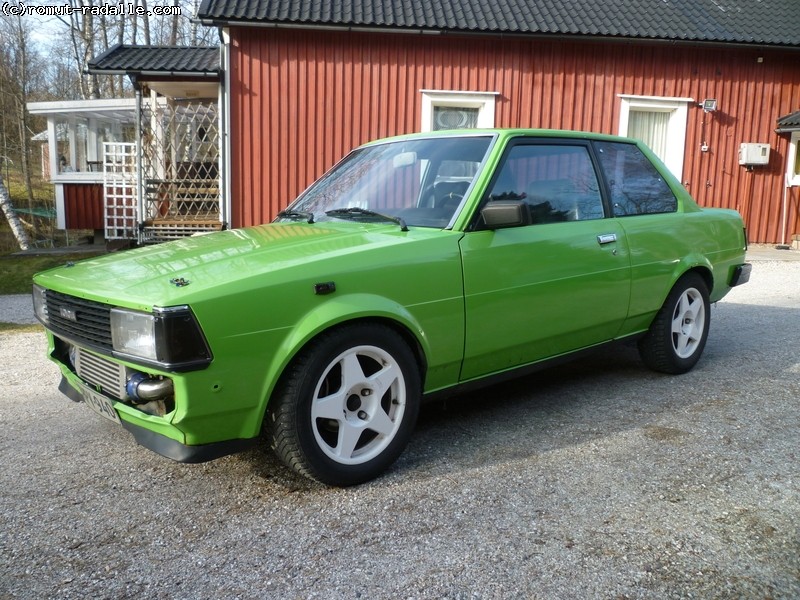 Vihreä Toyota Corolla KE70 DX