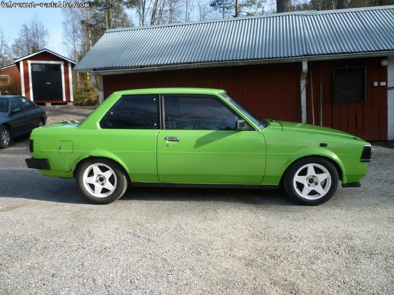 Vihreä Toyota Corolla KE70 DX