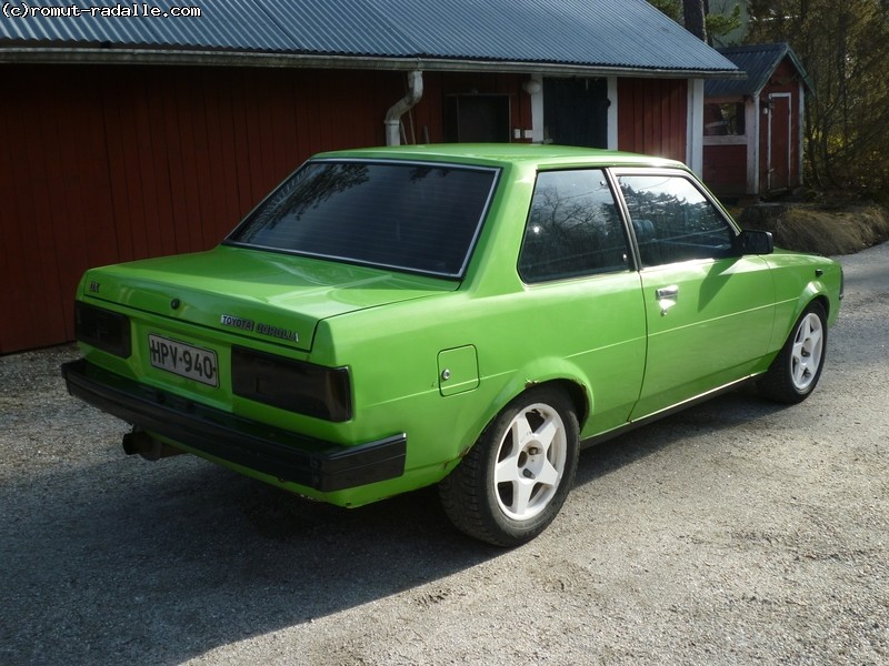 Vihreä Toyota Corolla KE70 DX