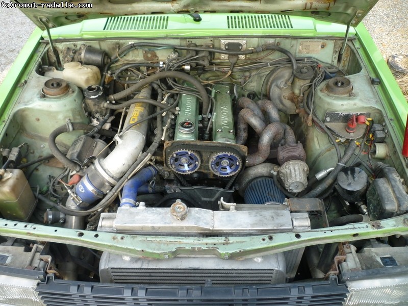 Moottori 4AGE-kannella ja turboahtimella