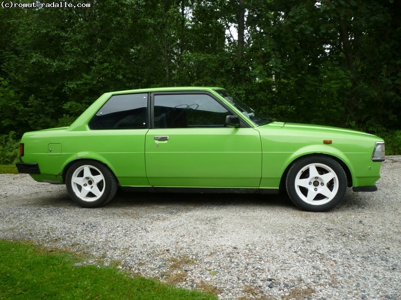 Vihreä Toyota Corolla KE70 DX