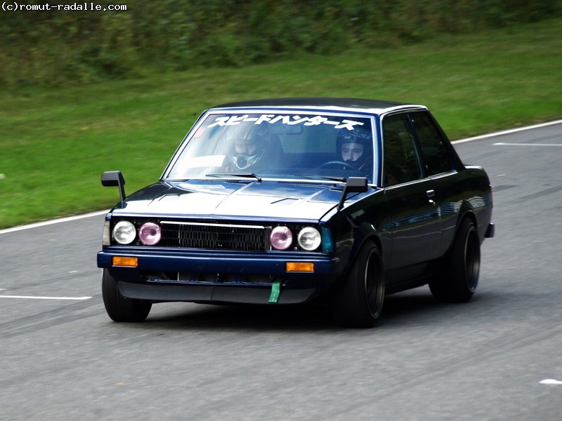 Sininen KE70 Toyota Corolla DX, tuplavalot. Speedhunters-tuulilasitarra