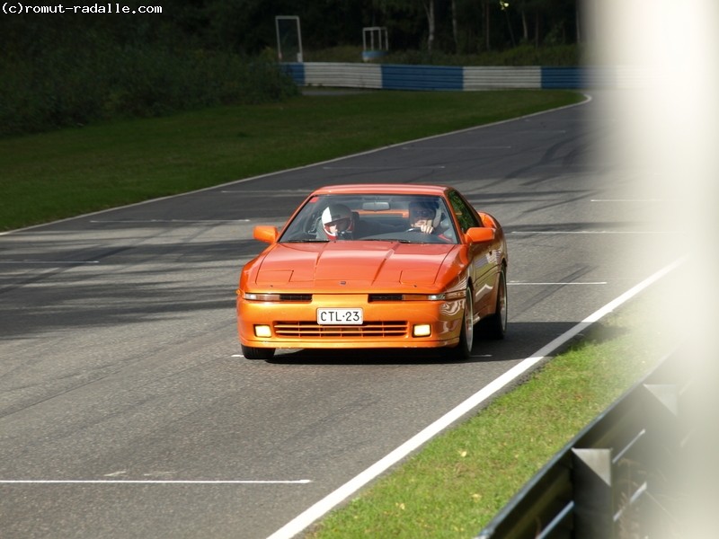 Oranssi Toyota Supra A70