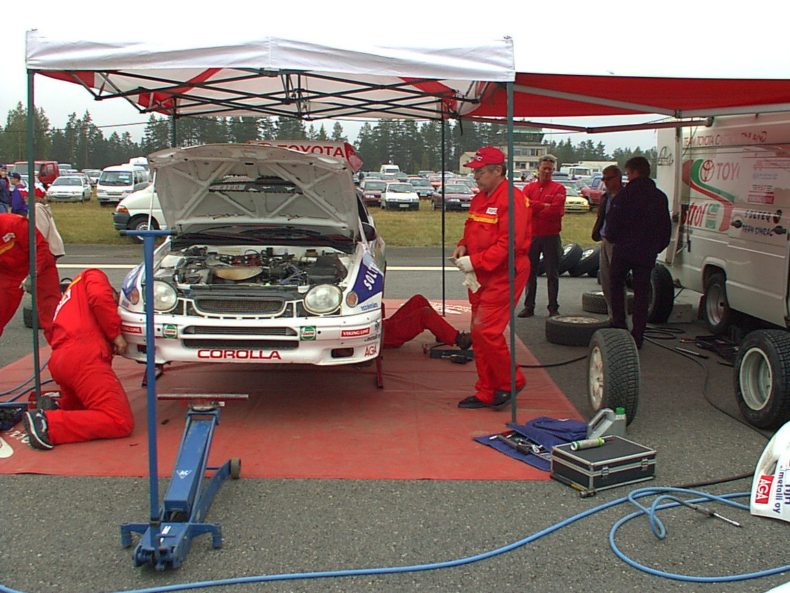 Neste Rally 2001, Corolla huollossa