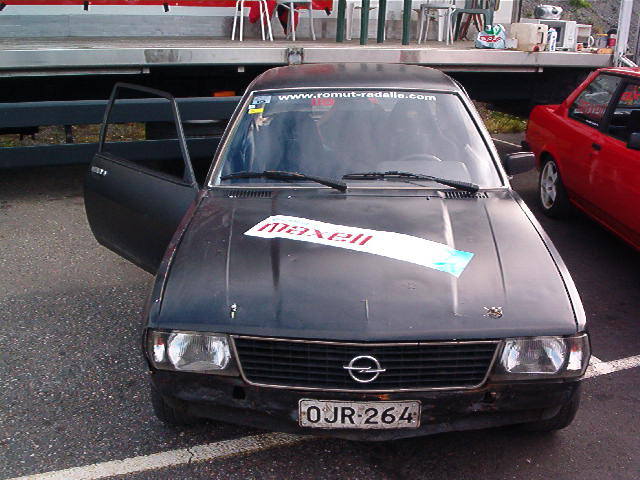 Glamour ratapÃ¤ivÃ¤ 11.9.2004, Musta Opel Ascona
