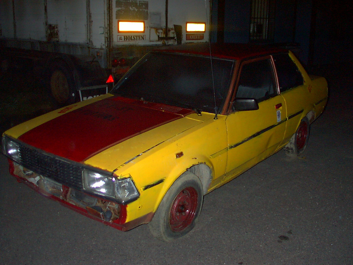 Deksuja tallilla, 10.9.2004 Kelta-punainen DX-Corolla