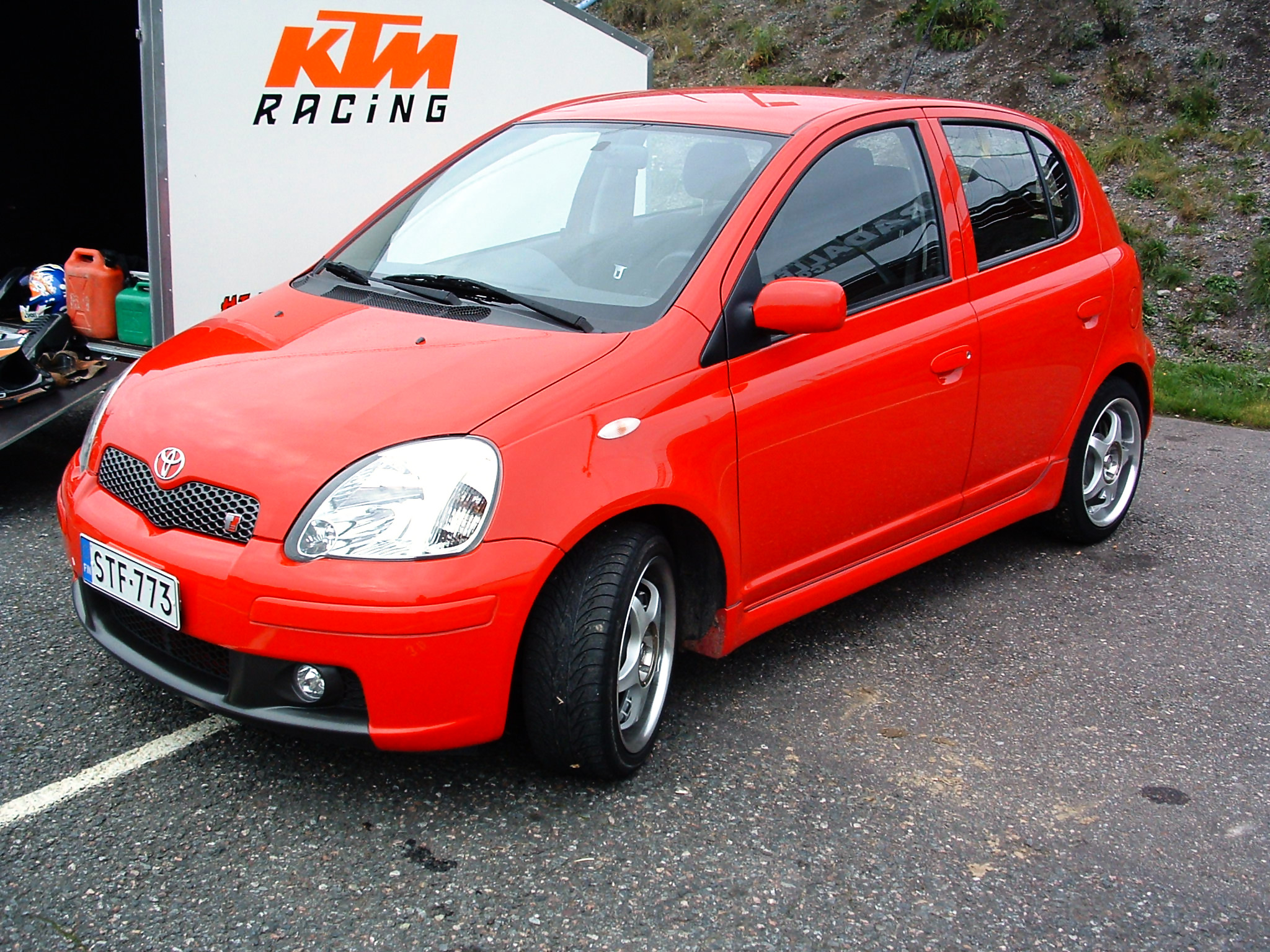 Radalle.com ratapÃ¤ivÃ¤ 3.10.2004, Punainen Toyota Yaris