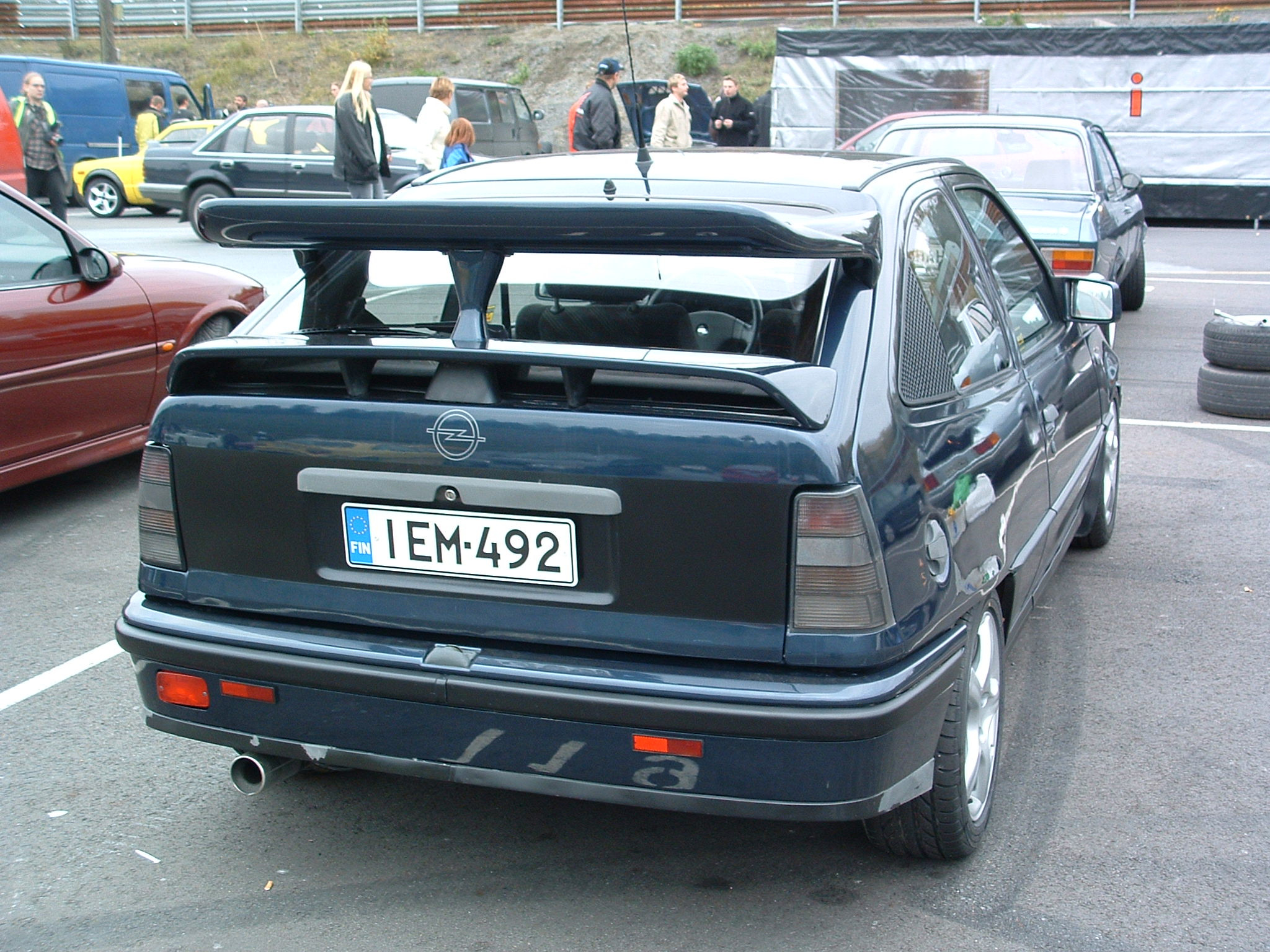 Radalle.com ratapÃ¤ivÃ¤ 3.10.2004, Sininen Opel Kadett E Cossu-Sierran takasiivellÃ¤?