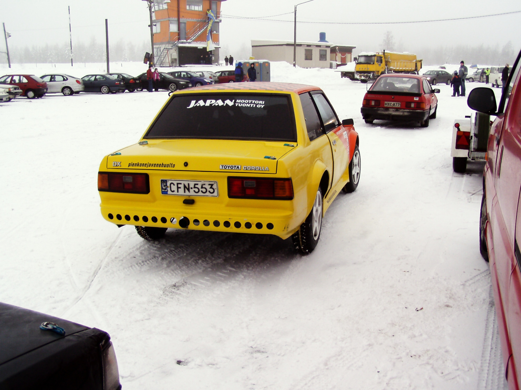 Radalle.com jÃ¤Ã¤ratapÃ¤ivÃ¤t 5.2.2005, HyvinkÃ¤Ã¤, KE70 Toyota Corolla kelta-oranssi