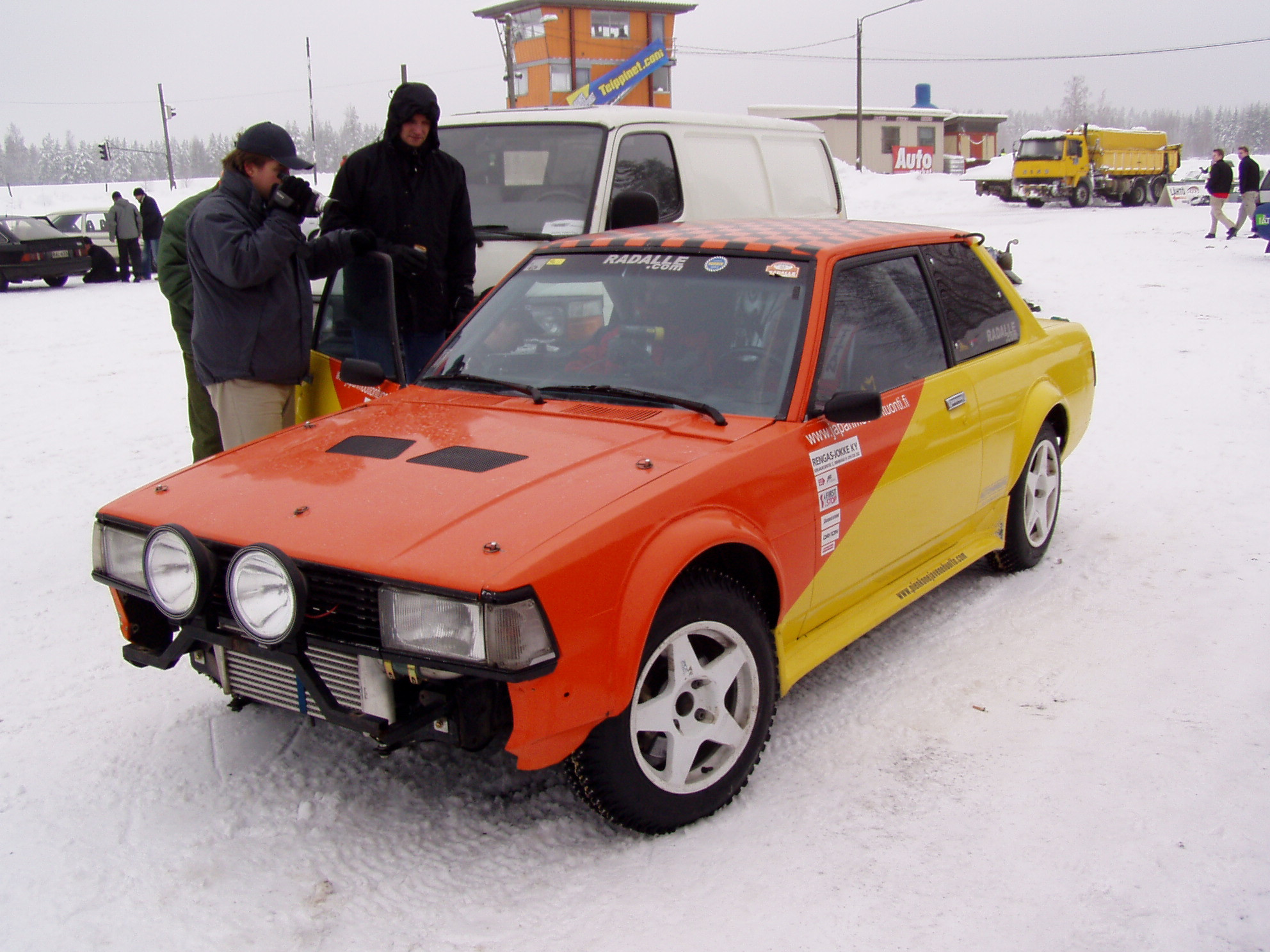 Radalle.com jÃ¤Ã¤ratapÃ¤ivÃ¤t 5.2.2005, HyvinkÃ¤Ã¤, ViimeisiÃ¤ huveja? (KyyditystÃ¤ polttareissa) KE70 Corolla Oranssi-Keltainen