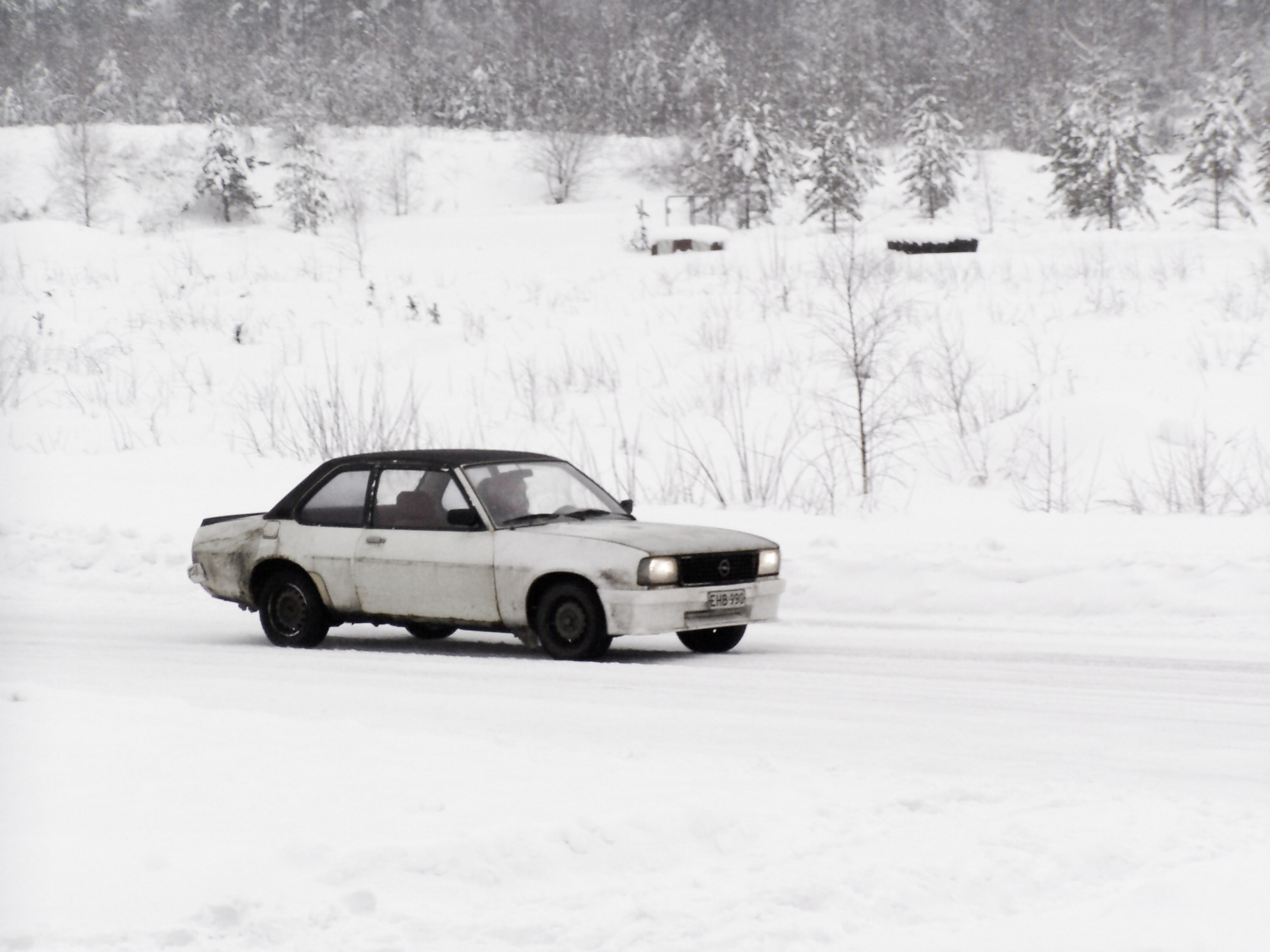 Radalle.com jÃ¤Ã¤ratapÃ¤ivÃ¤t 5.2.2005, HyvinkÃ¤Ã¤, Valkoinen Opel Ascona