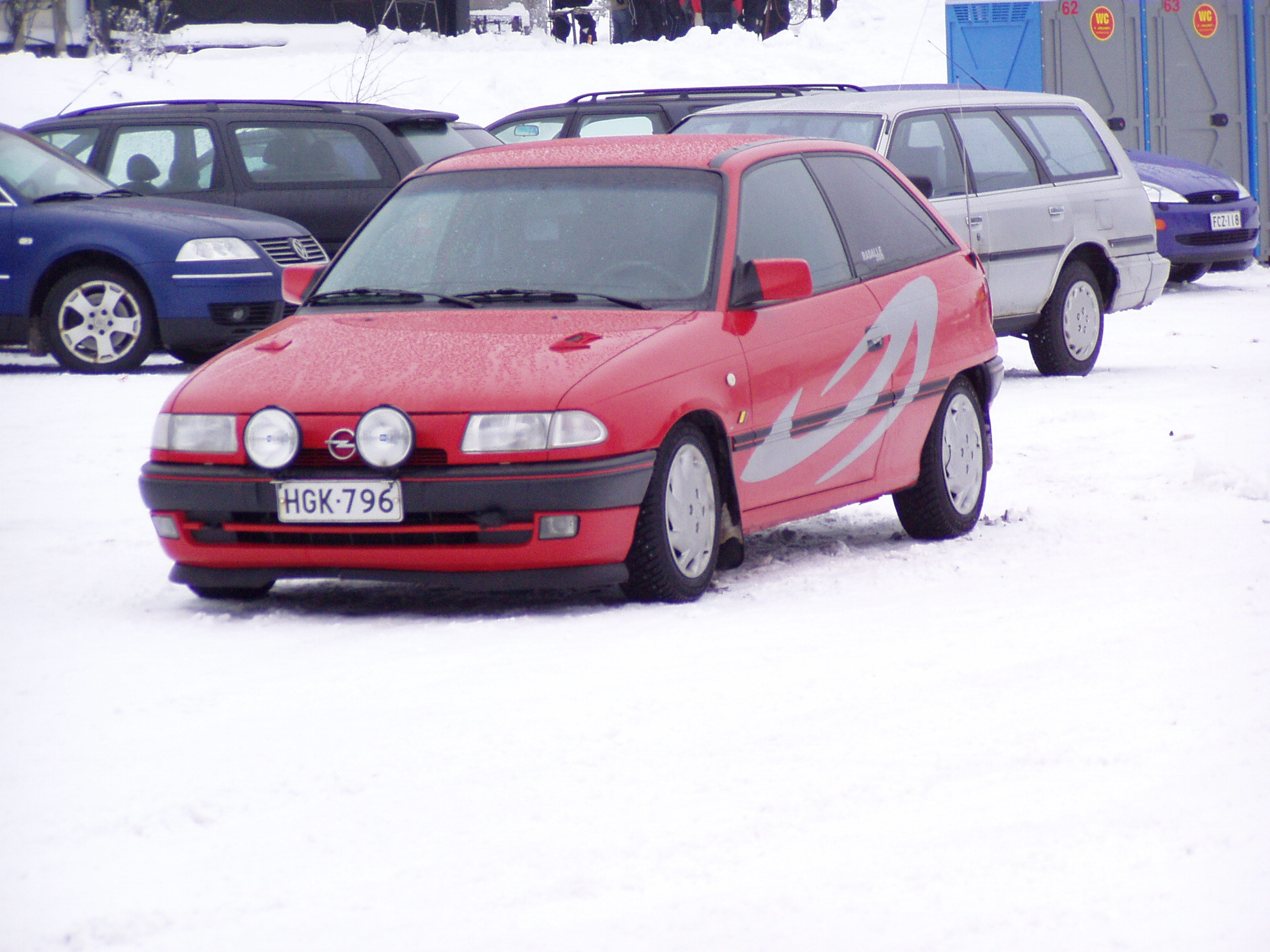 Radalle.com jÃ¤Ã¤ratapÃ¤ivÃ¤t 5.2.2005, HyvinkÃ¤Ã¤, Punainen Opel Astra lisÃ¤valoilla