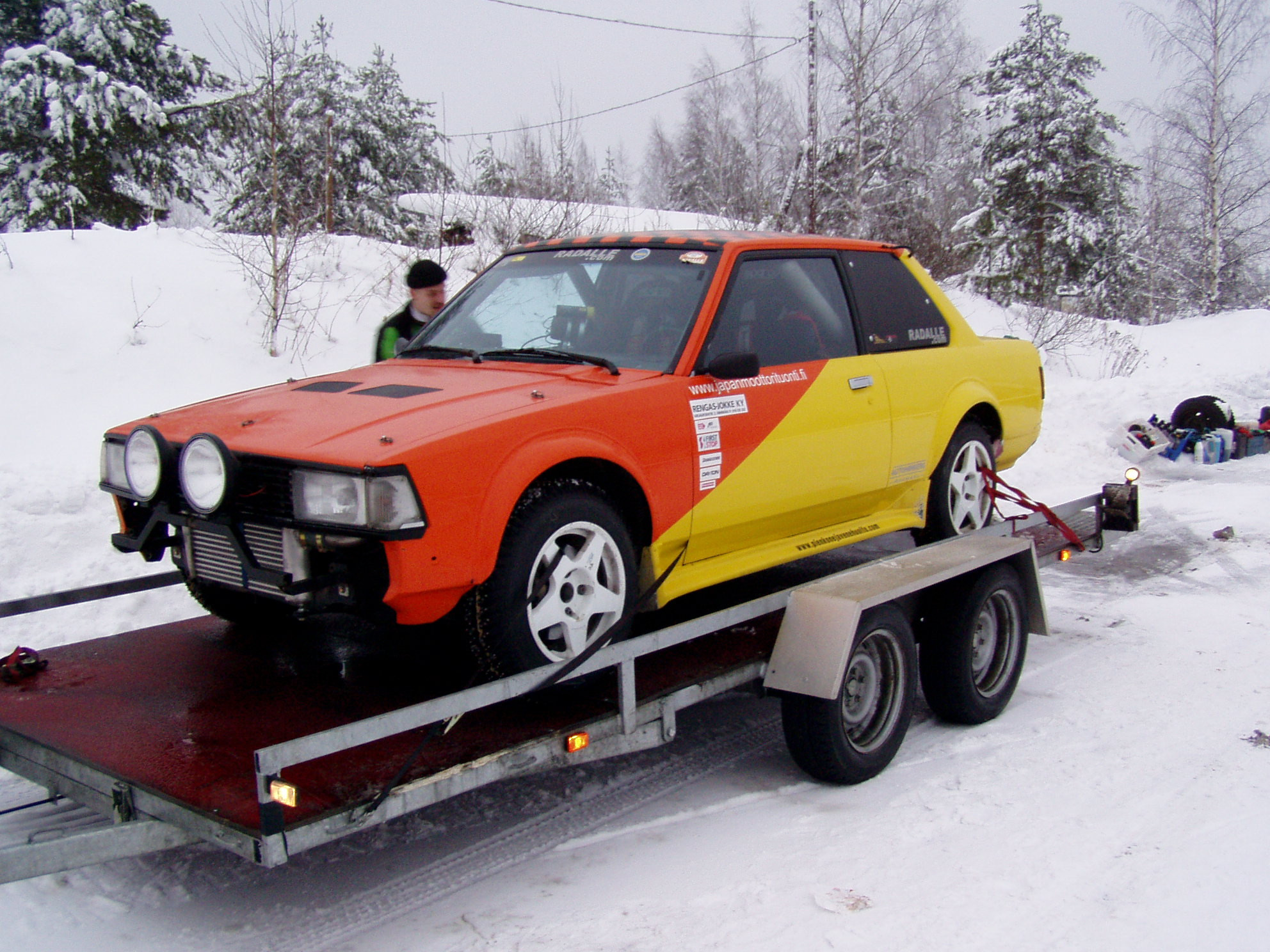 Radalle.com jÃ¤Ã¤ratapÃ¤ivÃ¤t 5.2.2005, HyvinkÃ¤Ã¤, Oranssi-keltainen DX Corolla KE70 trailerilla