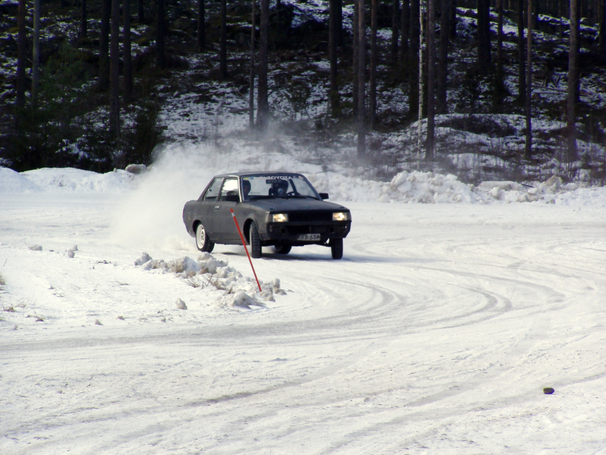 X-Treme talviajot 12.3.2005, Corolla jÃ¤Ã¤radalla mutkassa