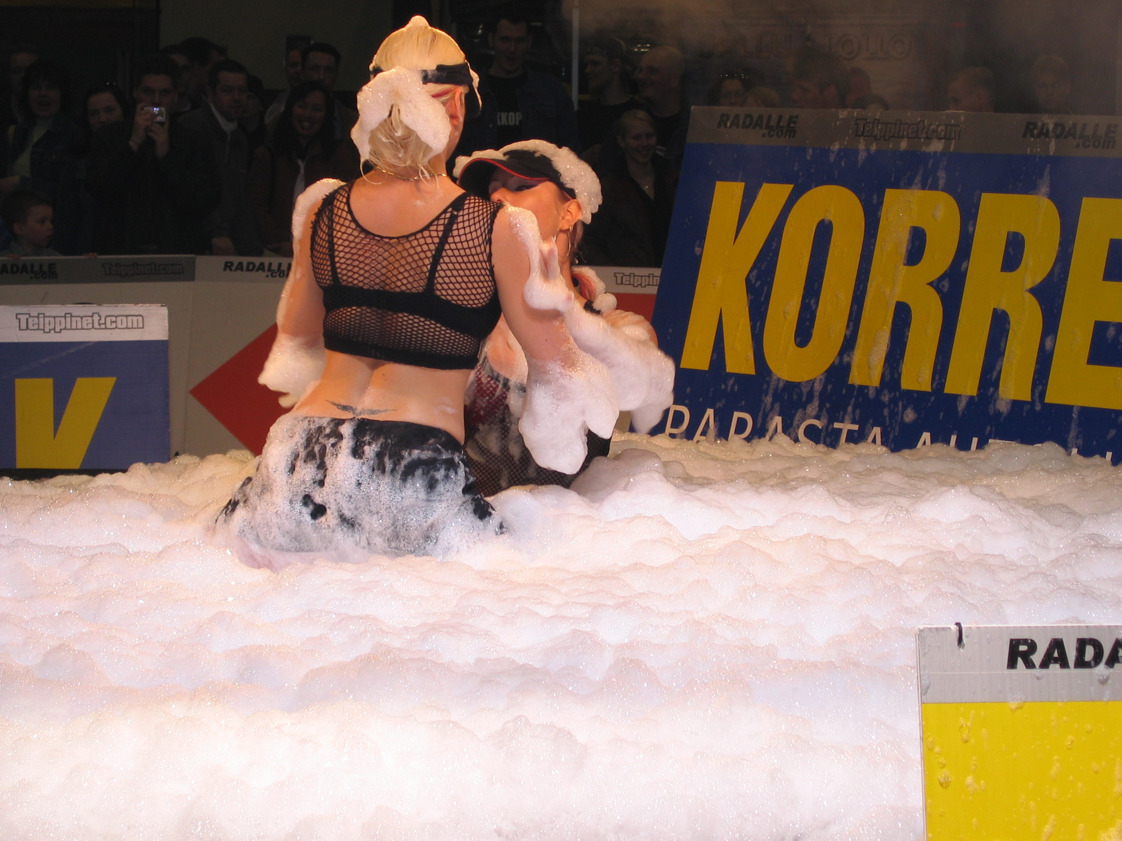 hot rod & rock show 2005, 2 girls, 2 much foam