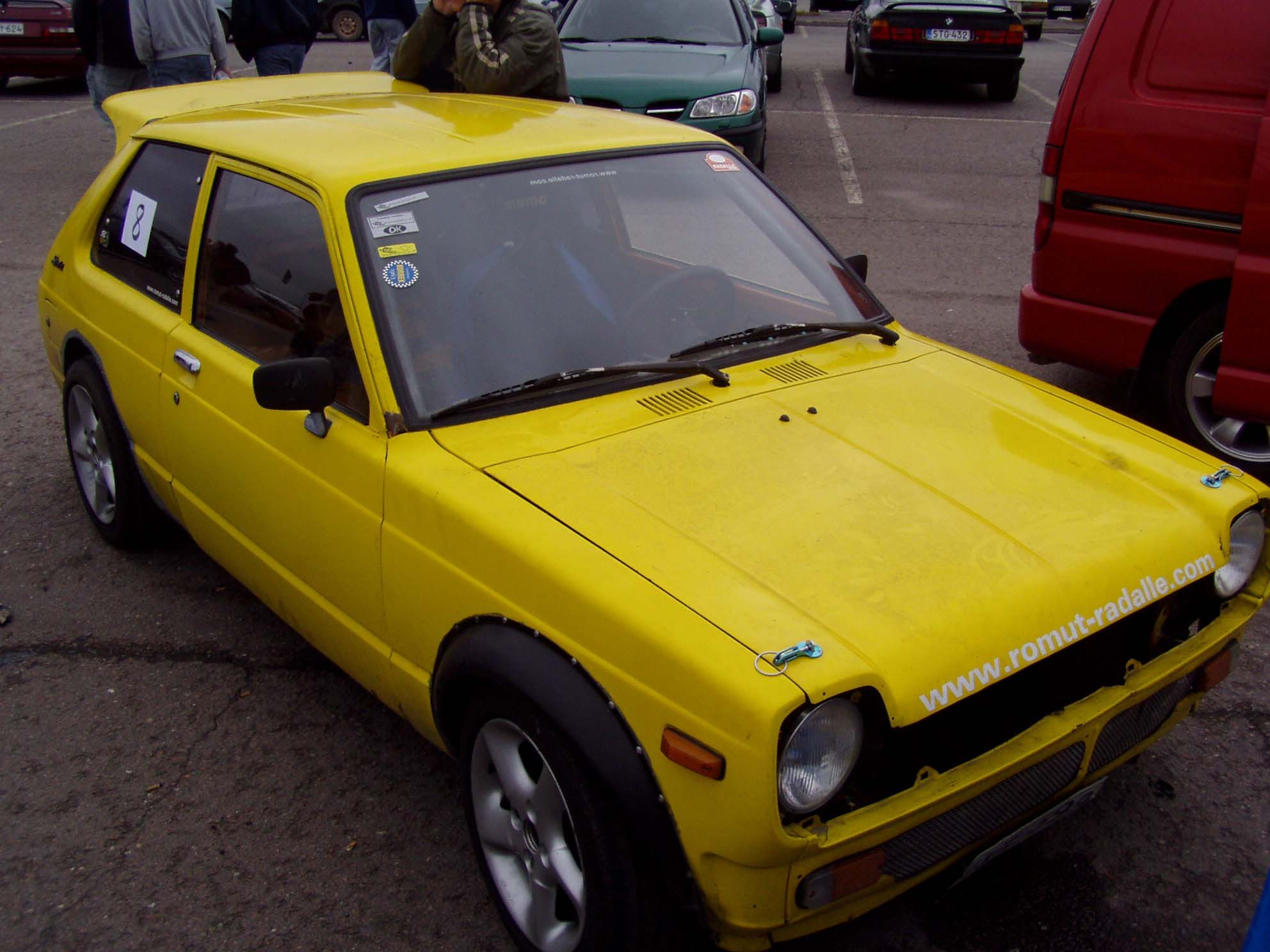 Starlet KP60 1980 (Tilanne 2004), 7.5.2005, Artukainen, auto nipussa taas. 4A-GE Starlet