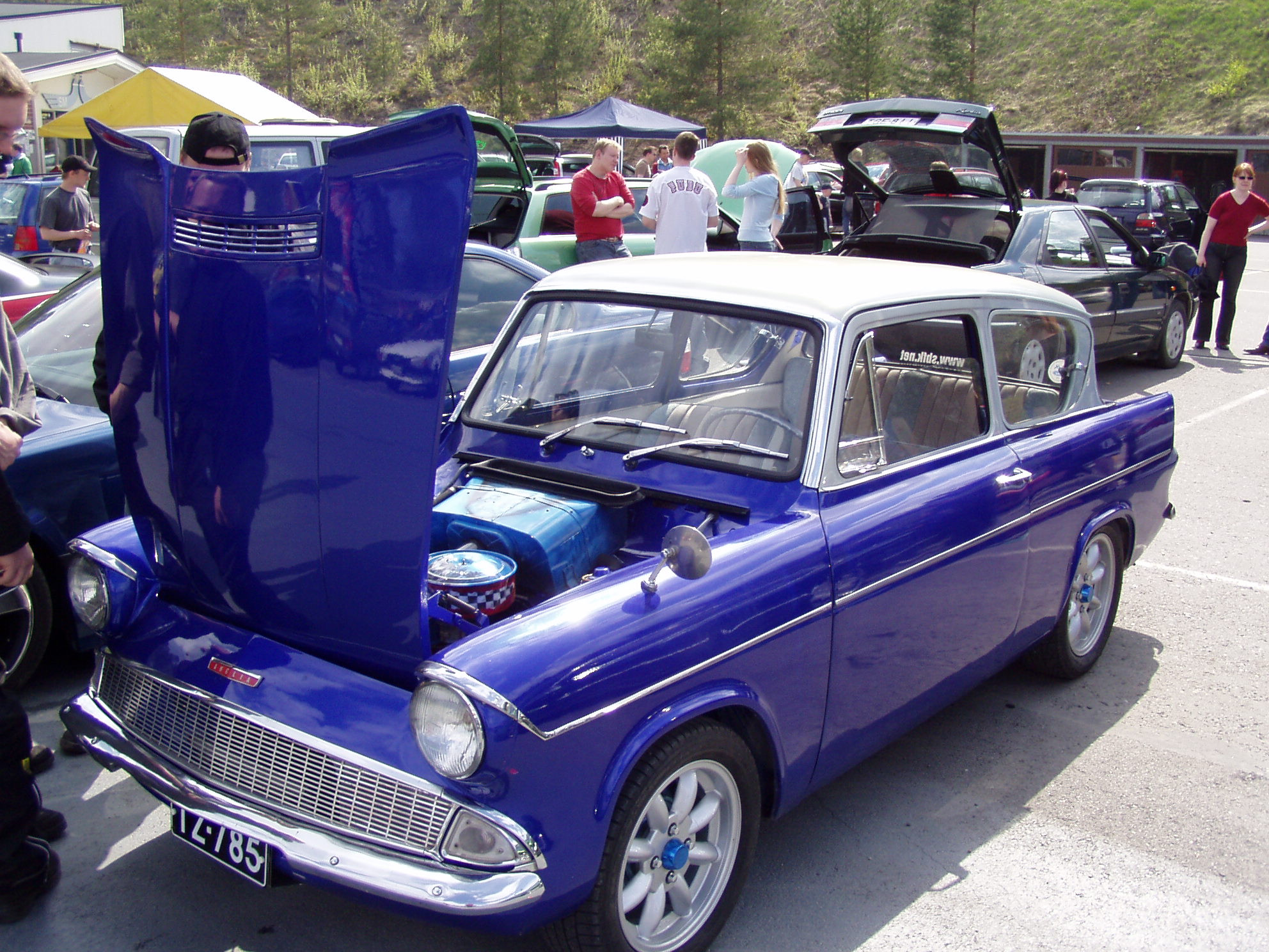 Radalle.com 22.5.2005 Ahvenisto, Sininen Ford Anglia