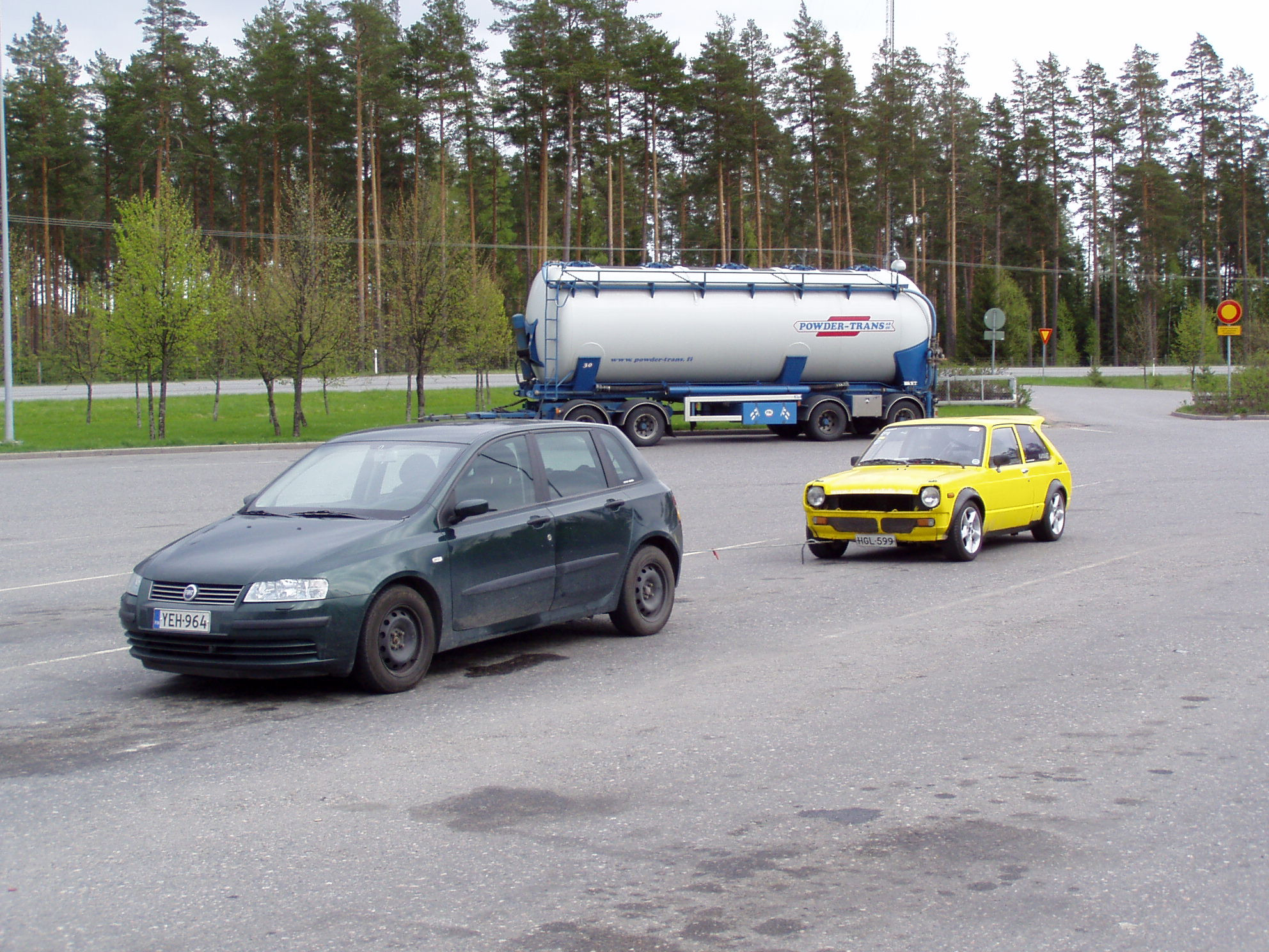 Radalle.com 22.5.2005 Ahvenisto, Pikkunen kÃ¶yden jatkona. Starlet Fiatin hinauksessa.