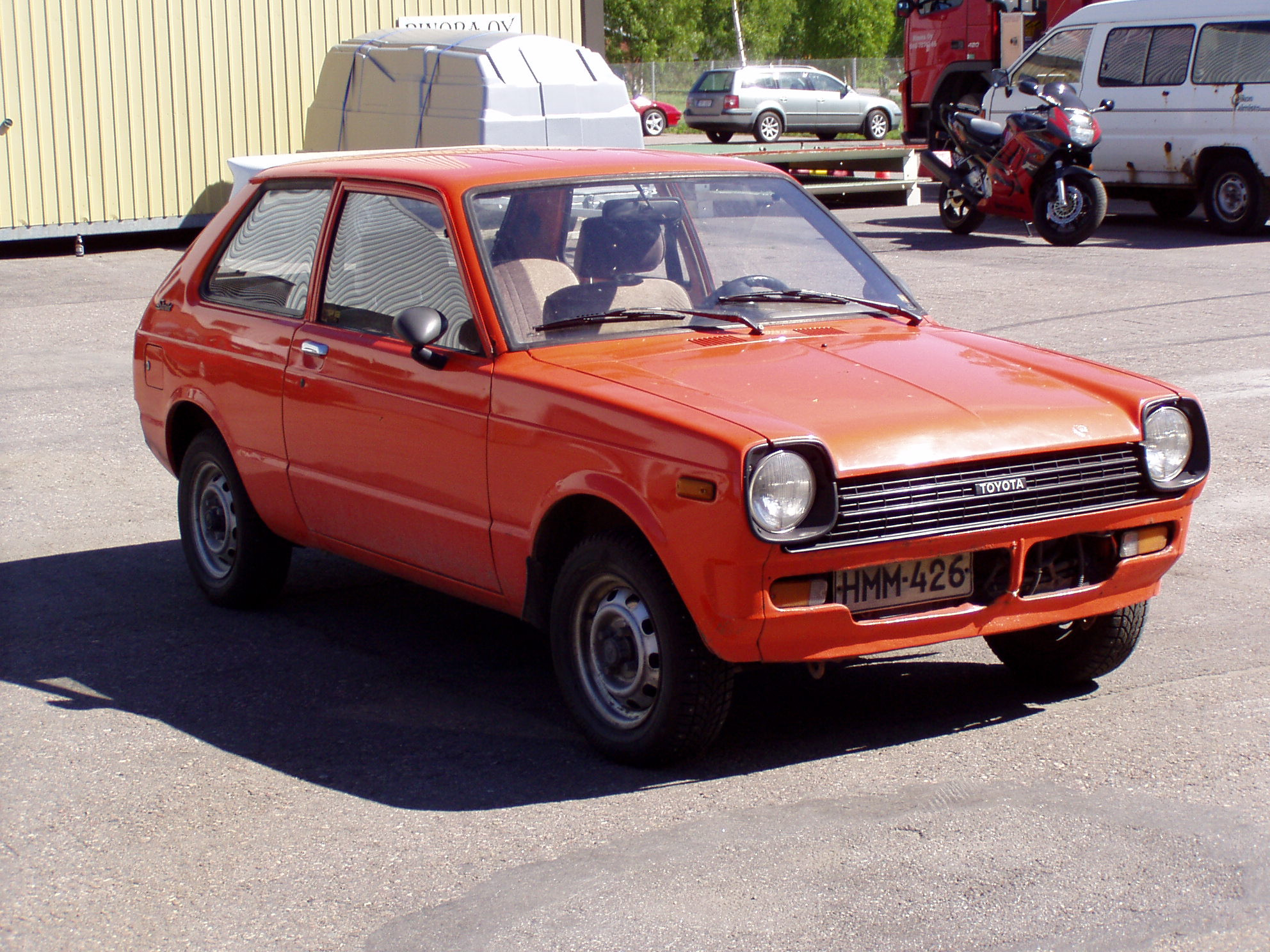 Toyota Starlet KP61 (Kakkos-Starlet), KesÃ¤ltÃ¤ 2005, takalippaa ei enÃ¤Ã¤ ole. KP62 Oranssi Starlet