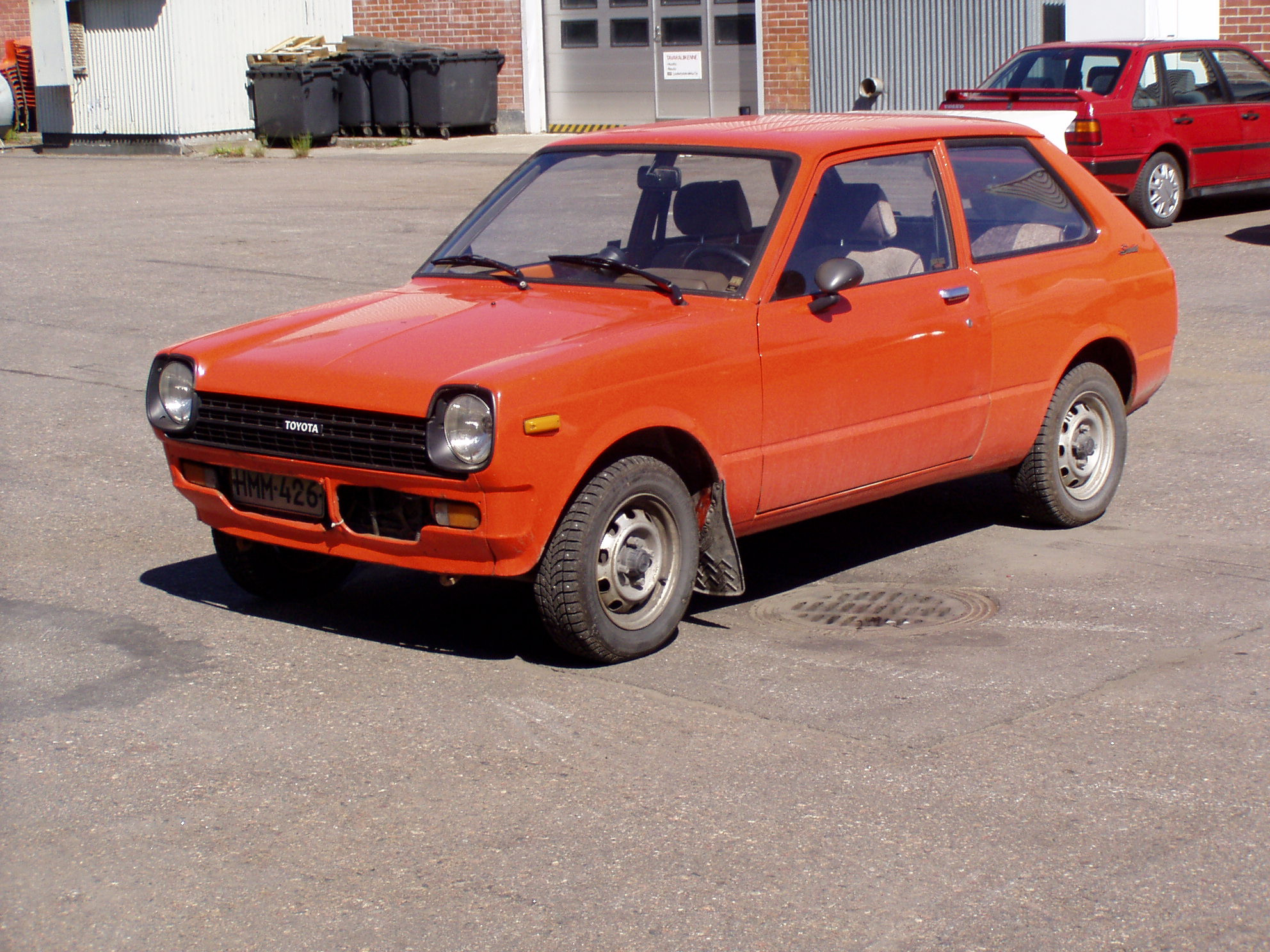 Toyota Starlet KP61 (Kakkos-Starlet), KesÃ¤ltÃ¤ 2005, takalippaa ei enÃ¤Ã¤ ole. KP62 Starlet Oranssi