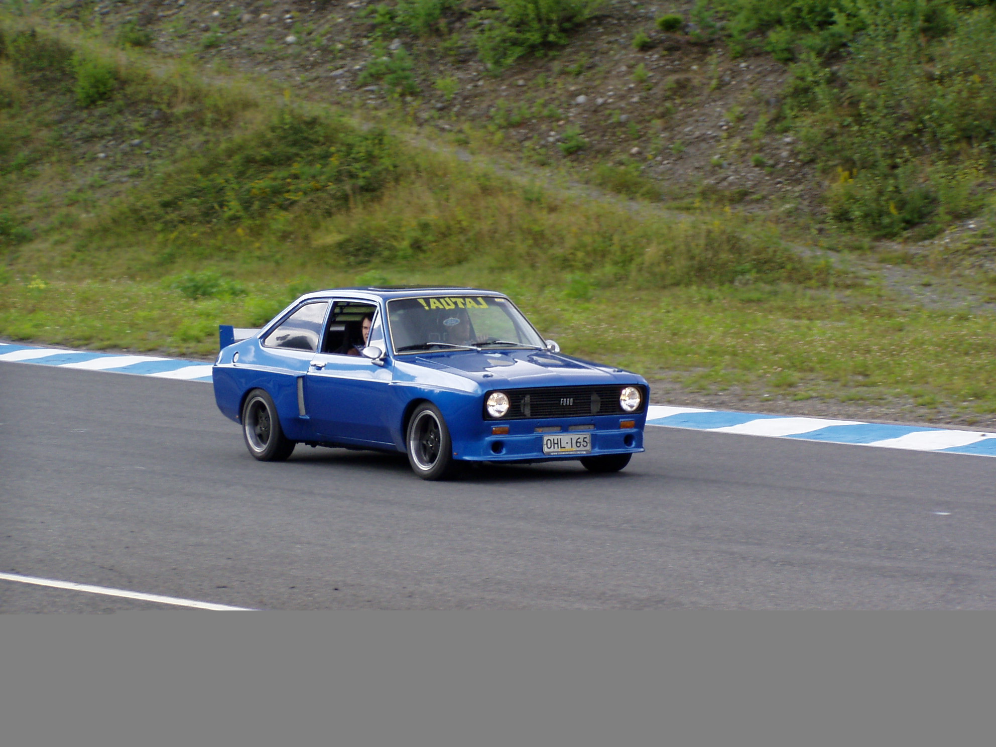 Radalle.com 13.8.2005, Sininen ford Escort MK2