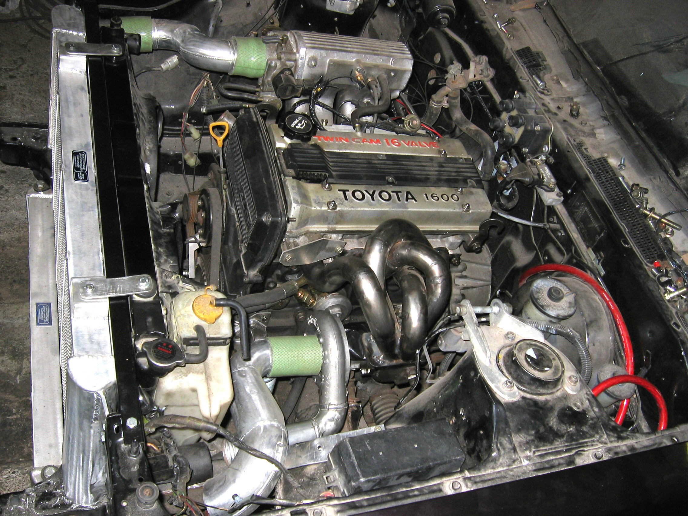 Toyota Corolla GT AE86 Turbo projekti, Moottoritila on myos ahdas