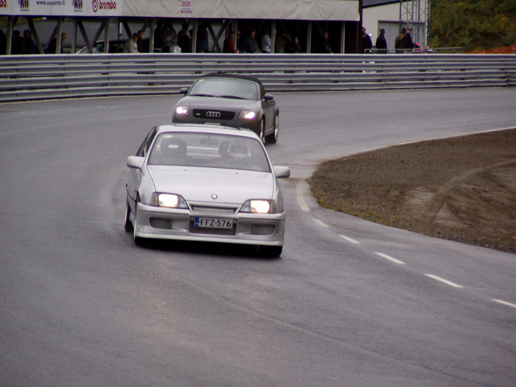 Sunday on racetrack 18.9.2005, Harmaa Opel Omega