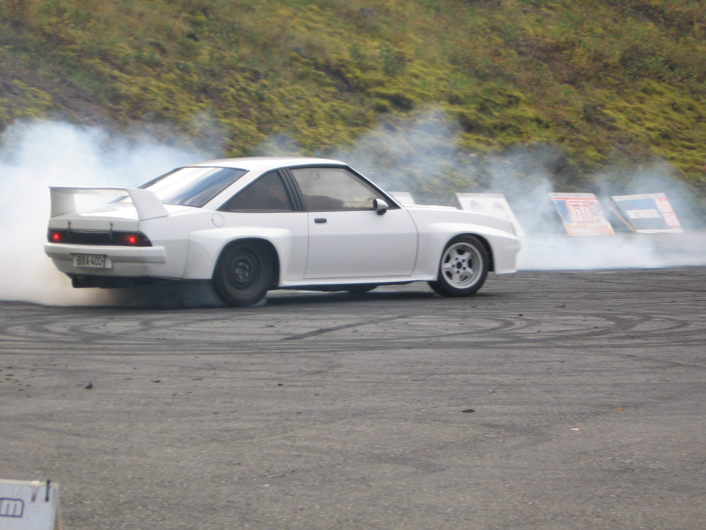 Radalle.com 1.10.2005 Ahvenisto, White Opel Manta burning tires