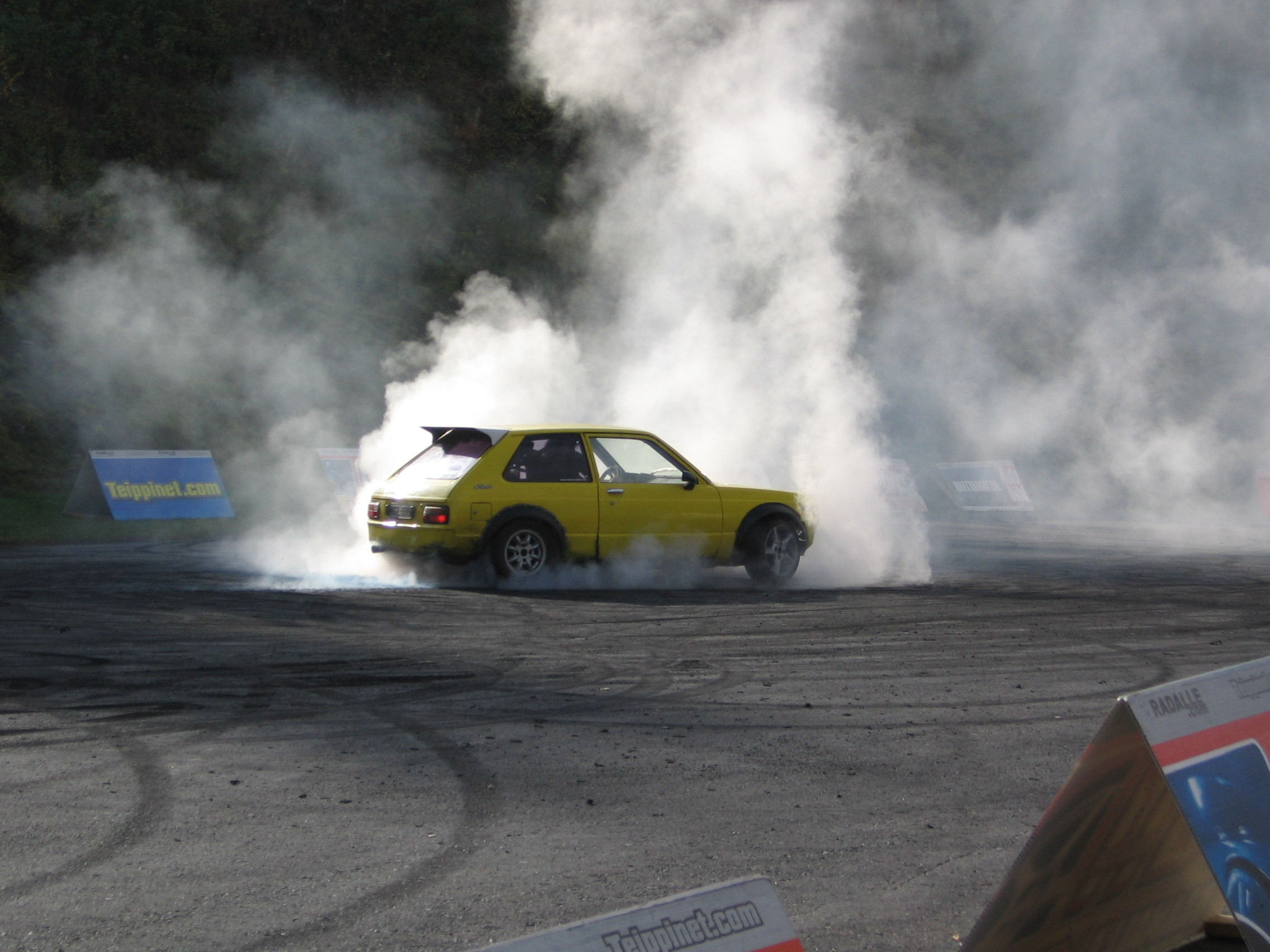 Radalle.com 1.10.2005 Ahvenisto, Yellow Toyota Starlet burning tires